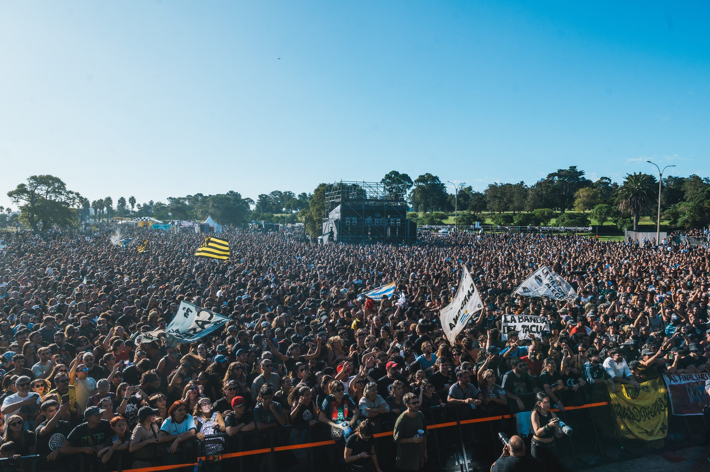 Multitud frente a un escenario del Cosquín Rock Uruguay 2026 en la rambla de Punta Carretas, con banderas