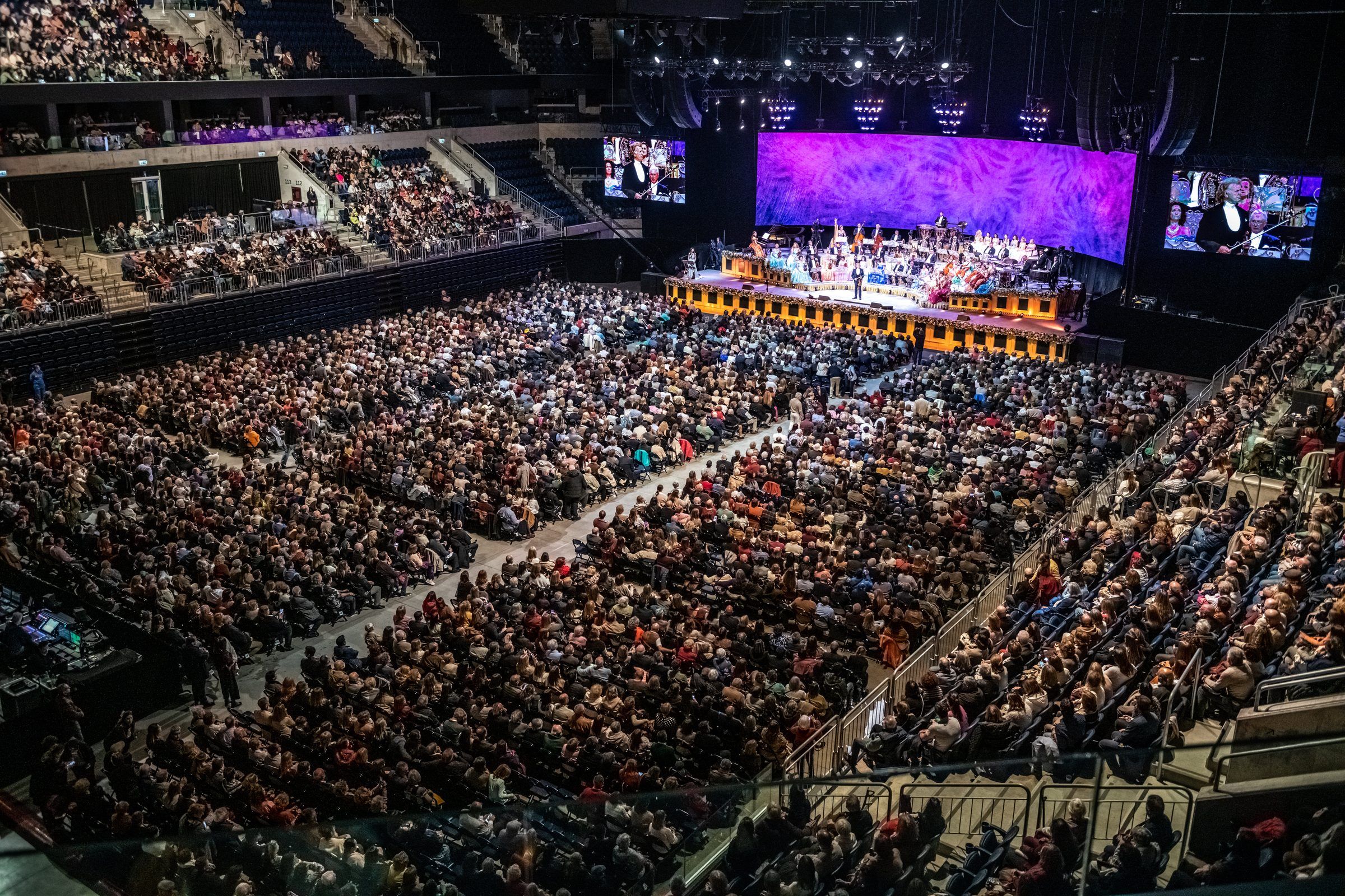 Vista general del Antel Arena lleno durante el concierto de André Rieu, con la orquesta en el escenario y las pantallas laterales