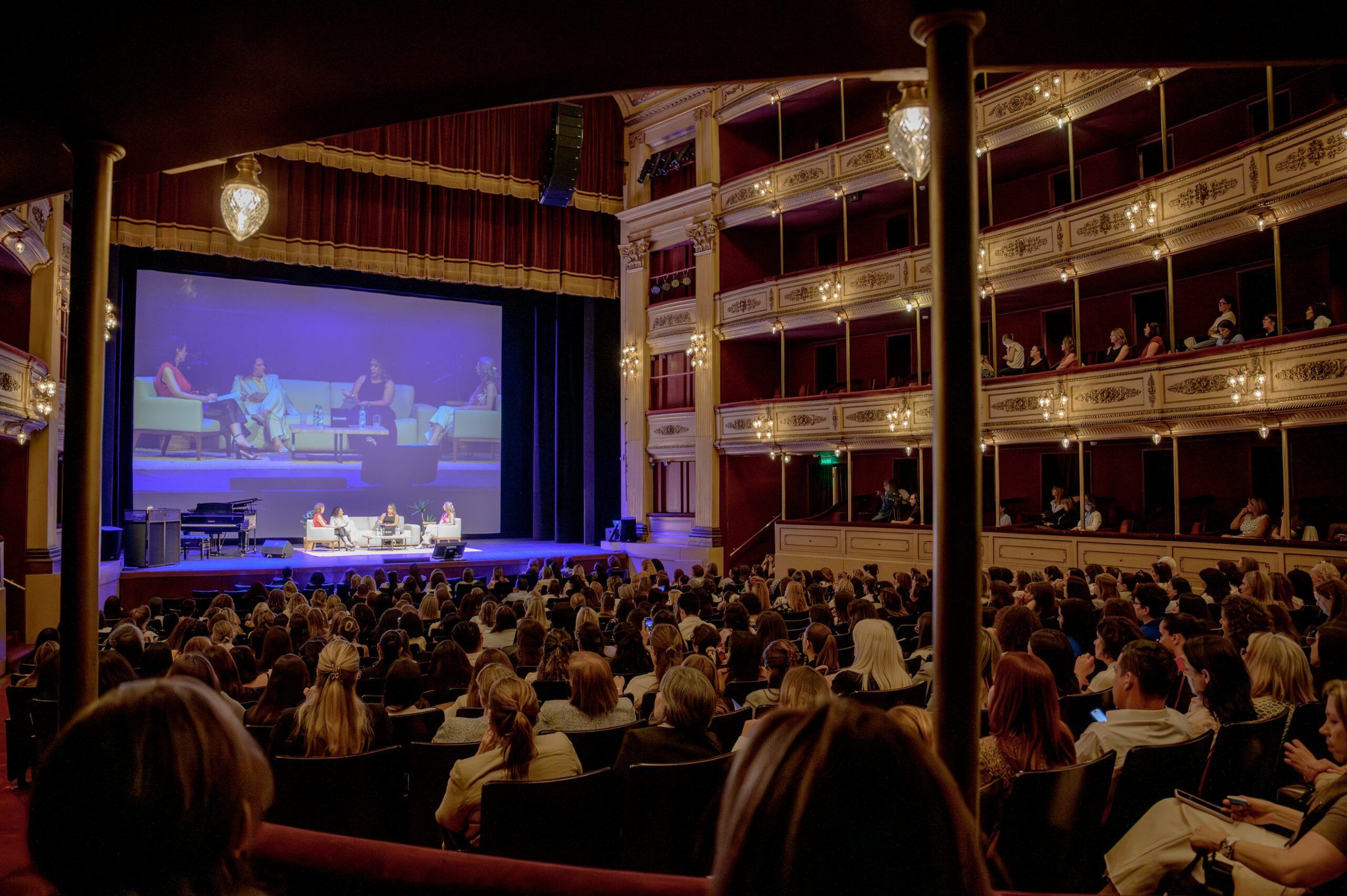 Platea y palcos del Teatro Solís llenos durante el 4.º Foro Mujeres Líderes OMEU, con el escenario y la pantalla al fondo